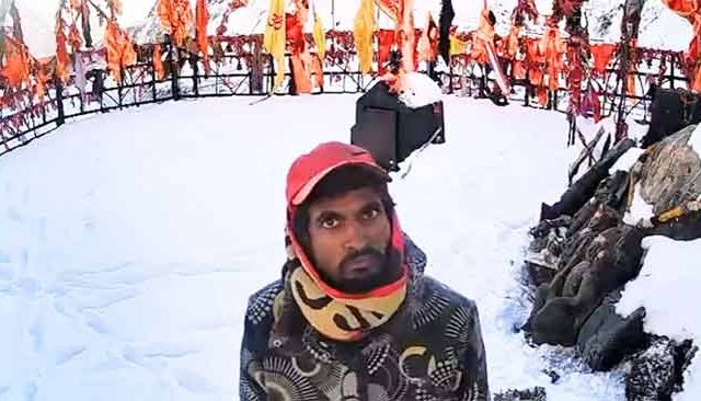 Kedarnath Viral Video : केदारनाथ मंदिराचे दरवाजे बंद असूनही नास्तिकाने केला चप्पल घालून प्रवेश; मूर्तींसोबतही केली छेडछाड!