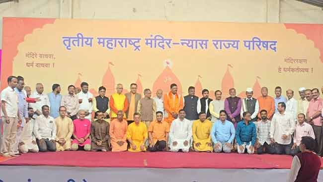 राज्यातील मंदिरांमध्ये आठवड्यातून एकदा महाआरती; शिर्डी येथील राज्यस्तरीय मंदिर न्यास परिषदेत ठराव