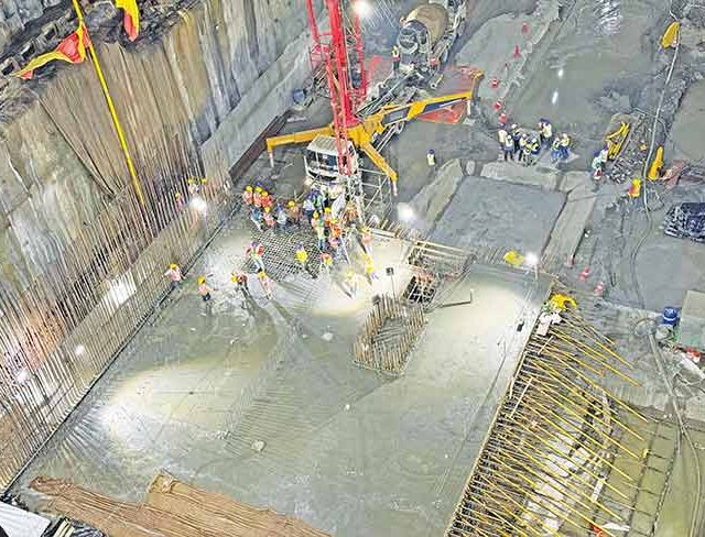 Mumbai Bullet Train : मुंबई बुलेट ट्रेन कामात वेग! स्टेशनचा पहिला भूमिगत बेस स्लॅब पूर्ण