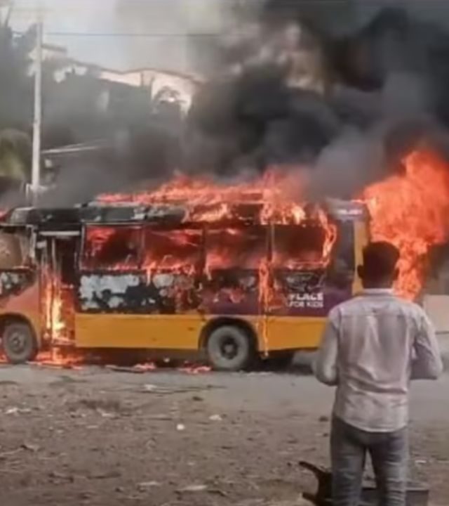 Pune School Bus Fire : पुण्यात स्कूल बस जळून खाक; विद्यार्थी थोडक्यात बचावले