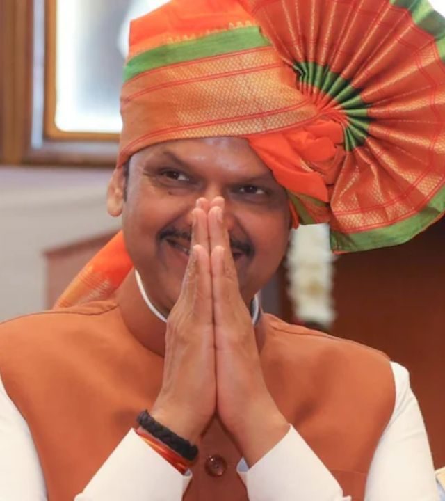 Devendra Fadnavis : मोठी बातमी : मुख्यमंत्री देवेंद्र फडणवीस यांची पहिल्या फाईलवर पहिली स्वाक्षरी