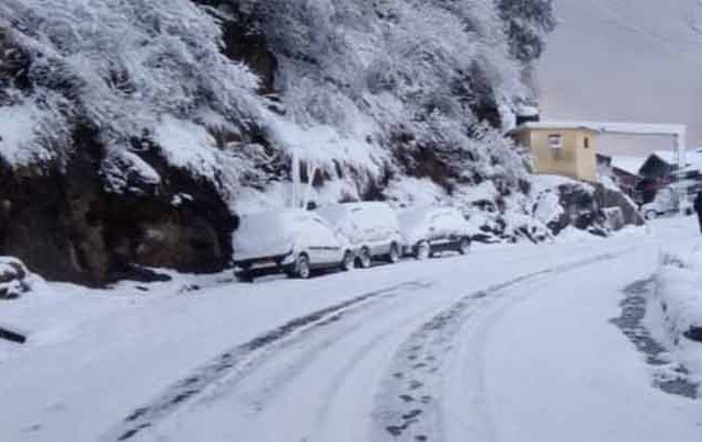 OMG : अरे देवा! हिमाचलमध्ये बर्फवृष्टीचा कहर! हजारो पर्यटक अडकले; ४ जणांचा मृत्यू