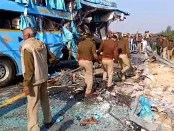 UP Accident : उत्तर प्रदेशात भीषण अपघात! खासगी बसची टँकरला जोरदार धडक