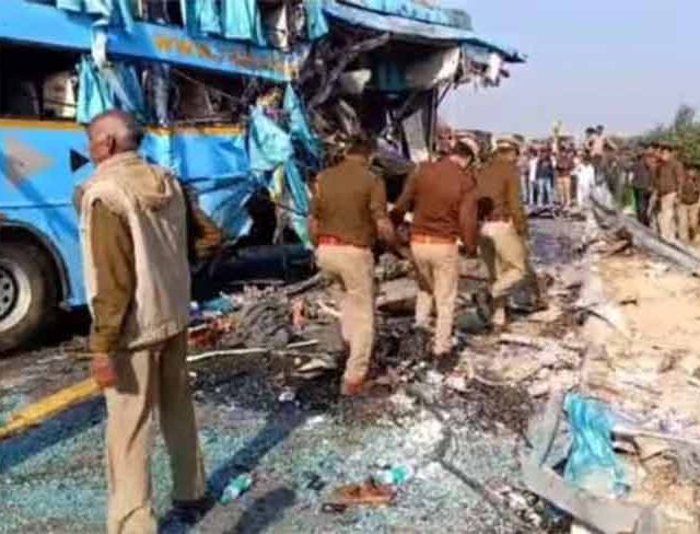 UP Accident : उत्तर प्रदेशात भीषण अपघात! खासगी बसची टँकरला जोरदार धडक