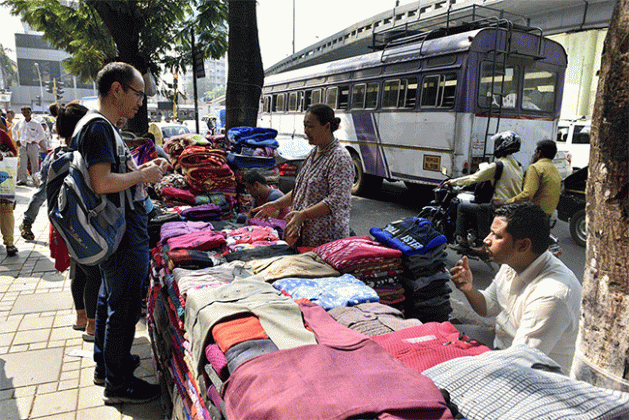 Mumbai Winter : गुलाबी थंडीच्या प्रभावाने रहिवाशांची स्वेटर खरेदीसाठी उडाली झुंबड