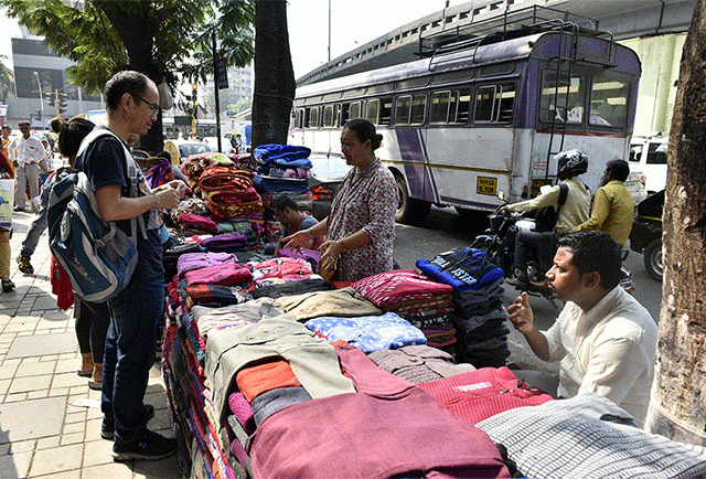 Mumbai Winter : गुलाबी थंडीच्या प्रभावाने रहिवाशांची स्वेटर खरेदीसाठी उडाली झुंबड