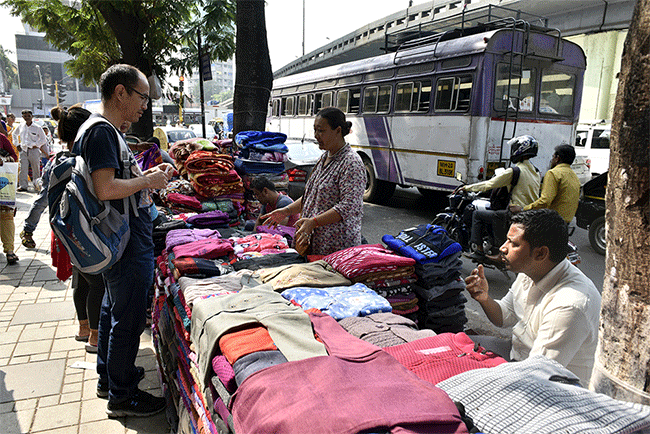 Mumbai Winter : गुलाबी थंडीच्या प्रभावाने रहिवाशांची स्वेटर खरेदीसाठी उडाली झुंबड