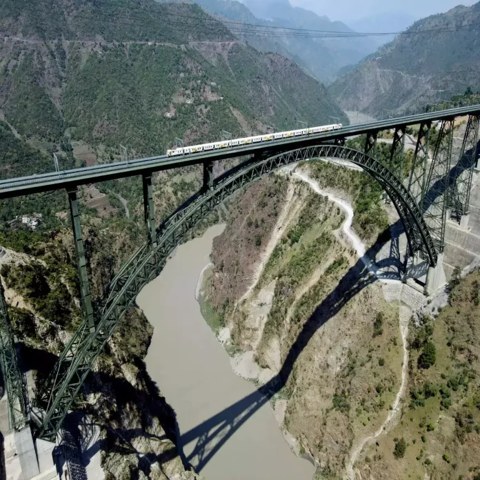 Chenab railway bridge : जगातील सर्वात उंच चिनाब रेल्वे पुलाचे काम पूर्ण