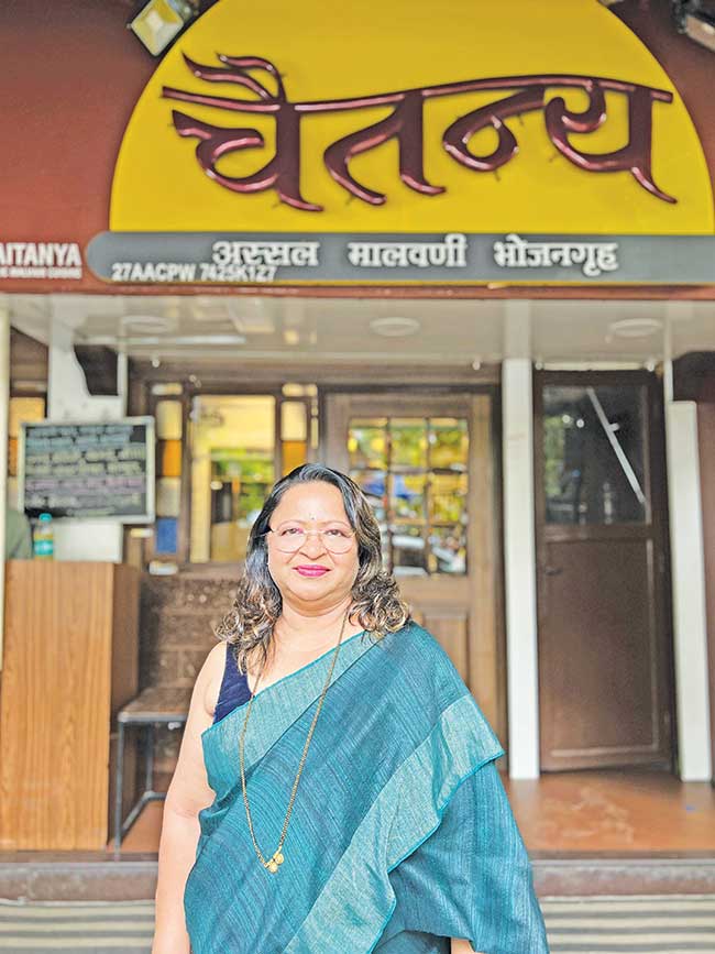अस्सल मालवणी हॉटेल ‘चैतन्य’ संचालक – सुरेखा वाळके