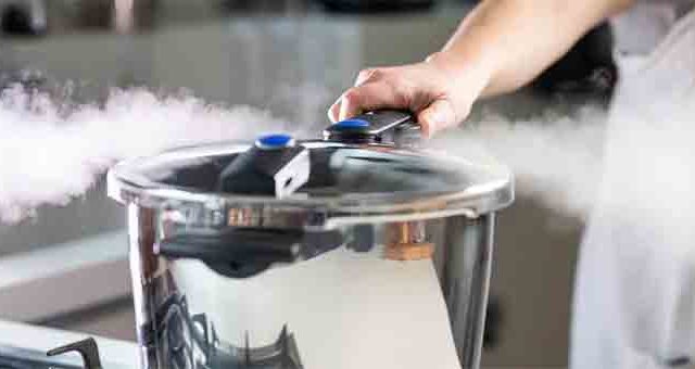 Kitchen Tips : कुकर लावताना या चुका टाळा नाहीतर...