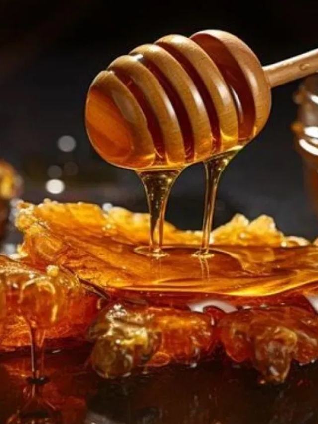 Honey Benefits : झोपण्यापूर्वी मध खाण्याचे ‘हे’  फायदे तुम्हाला माहिती आहेत का ?