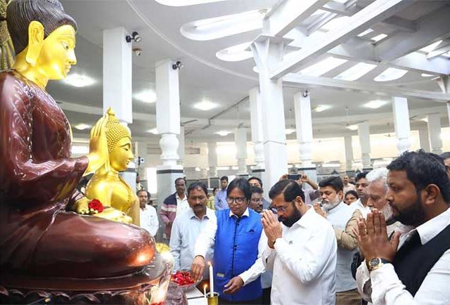 Eknath Shinde : उपमुख्यमंत्री एकनाथ शिंदे यांनी दीक्षाभूमीला दिली भेट