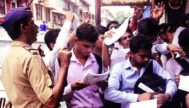 Confusion at exam centers : सर्व्हर डाऊन झाल्याने परीक्षा केंद्रांवर गोंधळ; परीक्षा रद्द झाल्याने विद्यार्थी आक्रमक