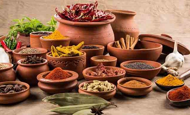 Winter diet: शरीराला आतून उष्ण ठेवतील किचनमध्ये ठेवलेले हे ५ मसाले