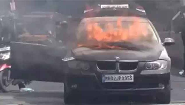 Jogeshwari Car Fire : मुंबईतील जोगेश्वरी ब्रिजवर कार जळून खाक!