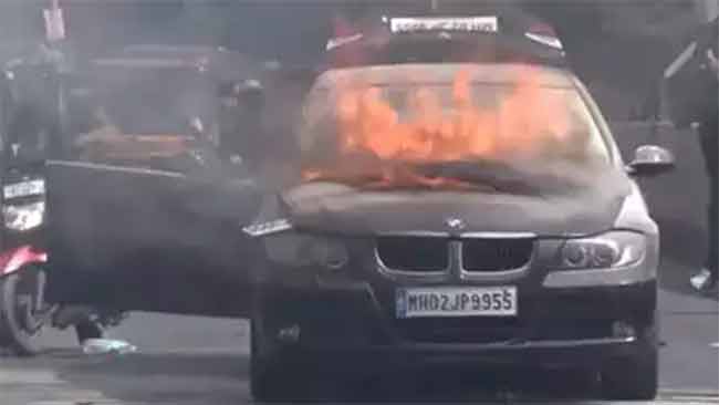 Jogeshwari Car Fire : मुंबईतील जोगेश्वरी ब्रिजवर कार जळून खाक!