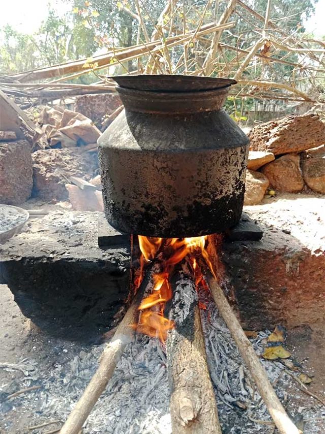 कोकणातील गुलाबी थंडी अन् चुलीची धग