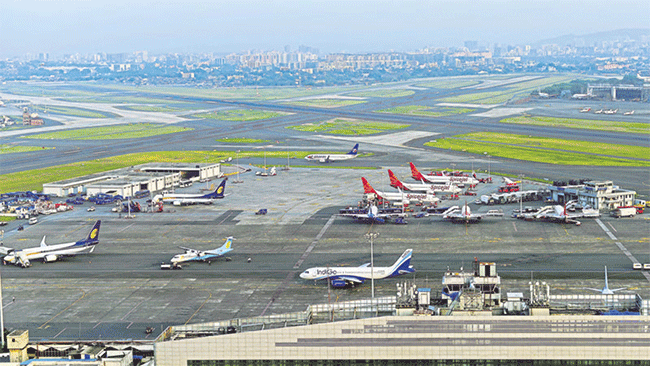 Mumbai Airport : मुंबई विमानतळावर १६ तास प्रवाशांचे हाल