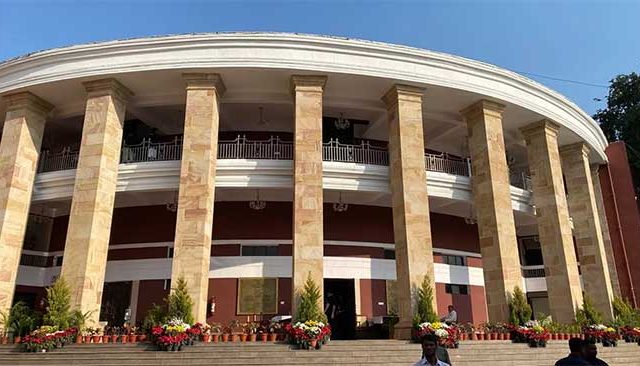 इथे ओशाळली लोकशाही