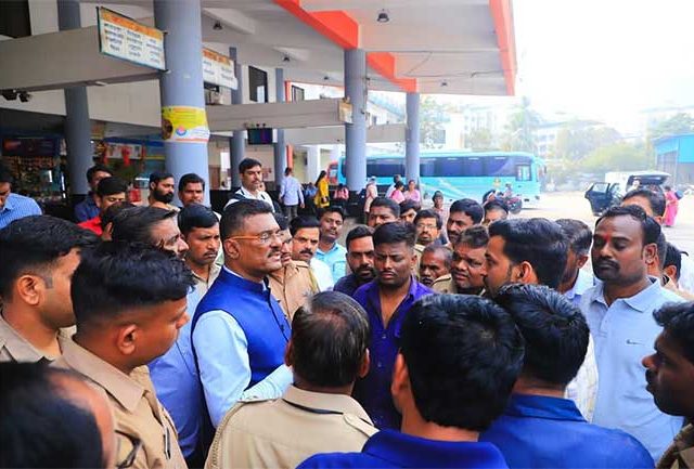 Pratap Sarnaik : प्रताप सरनाईक पहिल्याच दिवशी ॲक्शन मोडवर; खोपट बस स्थानकाची केली पाहणी