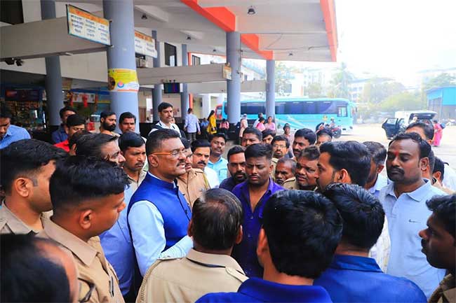 Pratap Sarnaik : प्रताप सरनाईक पहिल्याच दिवशी ॲक्शन मोडवर; खोपट बस स्थानकाची केली पाहणी