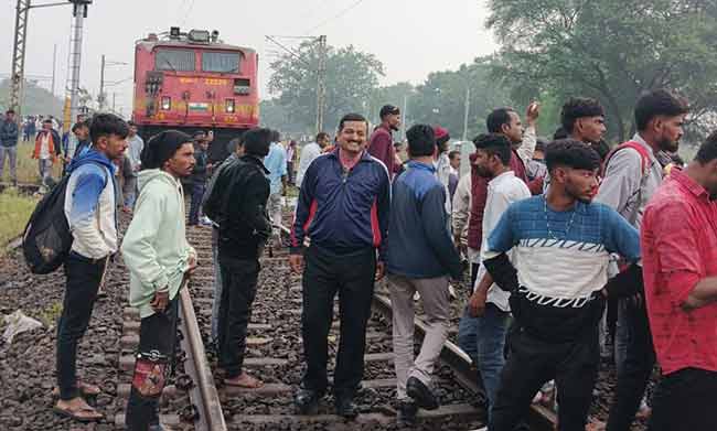 अभिवादन करण्यासाठी मुंबईला जाणा-या तरुणांवर चाकू हल्ला, नागरिकांनी केले रेलरोको