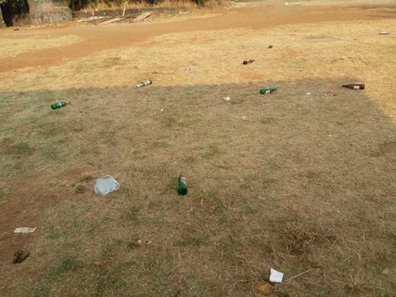 मराठी शाळेसमोर बियरच्या बाटल्यांचा खच