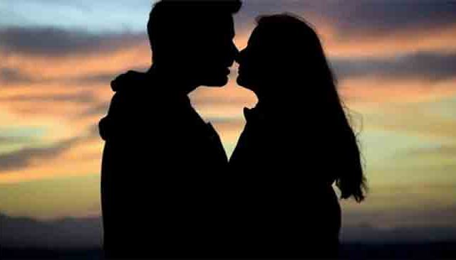 तरूणासोबत पत्नीला नको त्या अवस्थेत पाहिले, संतापलेल्या पतीने केले असे काही की...