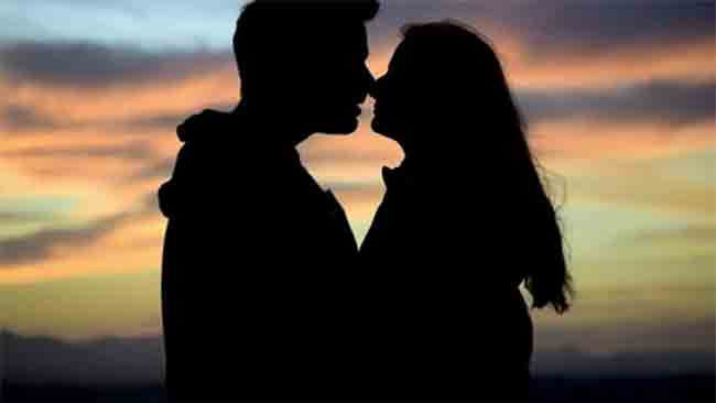 तरूणासोबत पत्नीला नको त्या अवस्थेत पाहिले, संतापलेल्या पतीने केले असे काही की…