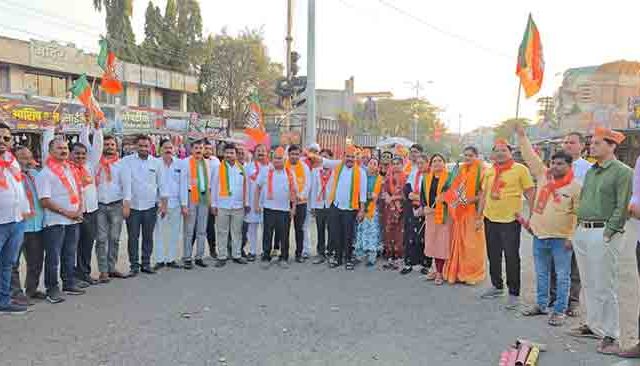 राधाकृष्ण विखे पाटील यांची मंत्रिपदावर वर्णी, श्रीरामपूरमध्ये भाजपच्या कार्यकर्त्यांकडून जल्लोष