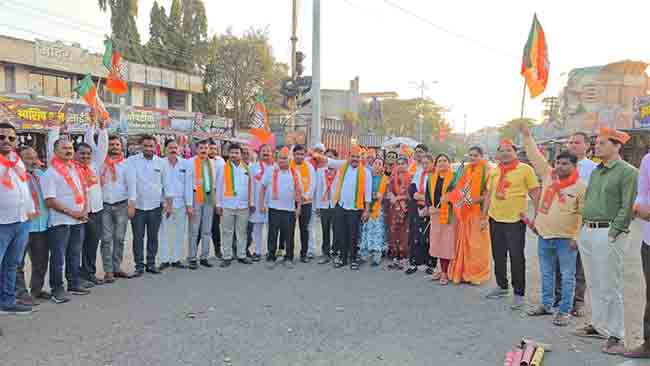 राधाकृष्ण विखे पाटील यांची मंत्रिपदावर वर्णी, श्रीरामपूरमध्ये भाजपच्या कार्यकर्त्यांकडून जल्लोष
