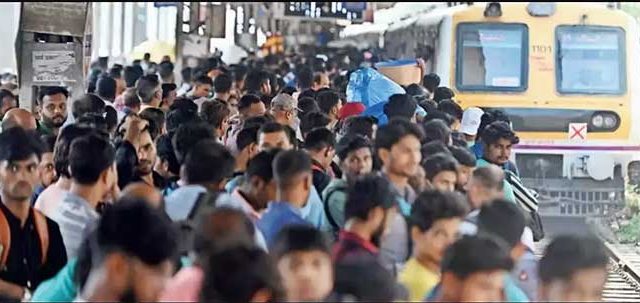 सेंट्रल रेल्वेच्या प्रवाशांचा आज लेट मार्क लागणार!