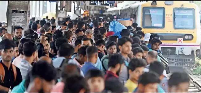 सेंट्रल रेल्वेच्या प्रवाशांचा आज लेट मार्क लागणार!