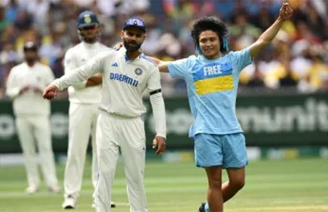 IND vs AUS : सामना सुरु असतानाच सुरक्षा तोडून चाहता घुसला मैदानात अन् विराटसोबत केला डान्स!