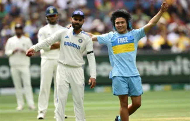 IND vs AUS : सामना सुरु असतानाच सुरक्षा तोडून चाहता घुसला मैदानात अन् विराटसोबत केला डान्स!