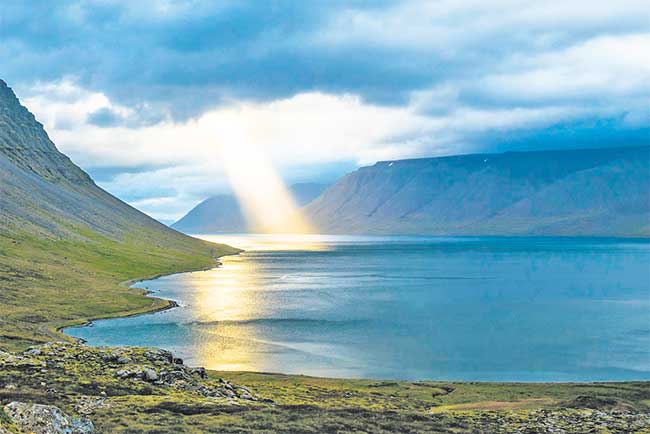 सूर्यासी चालणे तुझिया बळे
