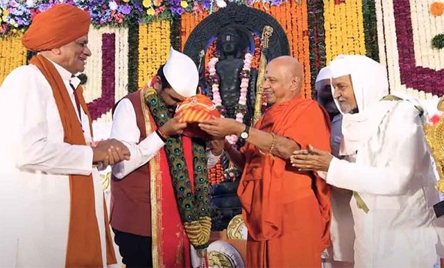 CM Devendra Fadnavis : शिवरायांची जिरेटोप घालण्यास देवाभाऊंनी दिला नम्रपणे नकार, म्हणाले...
