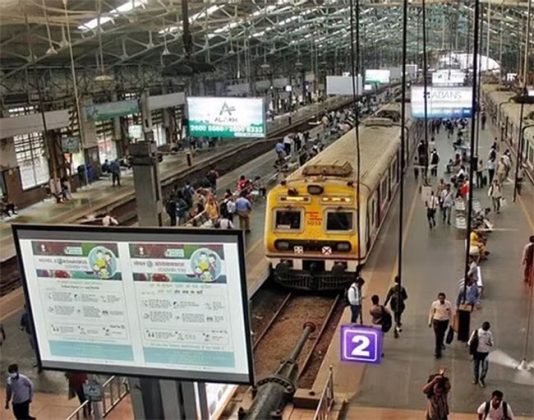 Mumbai Local : मुंबईकरांच्या लाईफलाईनने 'असे' केलं नववर्षाचं स्वागत!