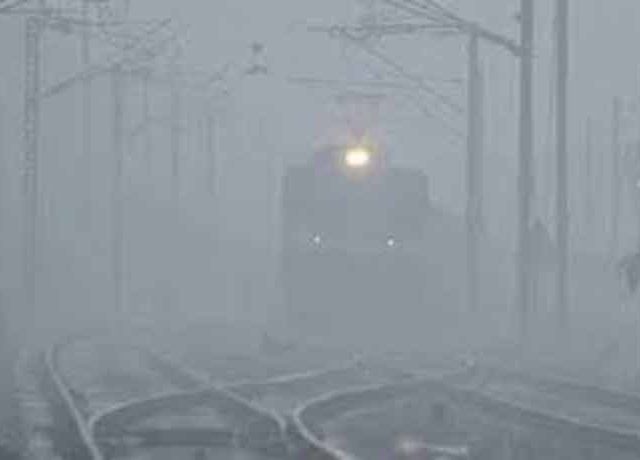 दाट धुक्याने दिल्ली पुन्हा झाकली, १०० हून अधिक फ्लाइट्स आणि २७ ट्रेन उशिरा