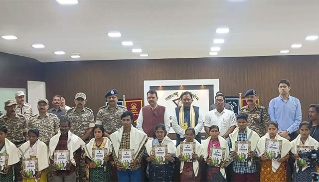 Gadchiroli Naxalite : राज्यात ११ जहाल नक्षलवाद्यांचे मुख्यमंत्र्यांसमोर आत्मसमर्पण!