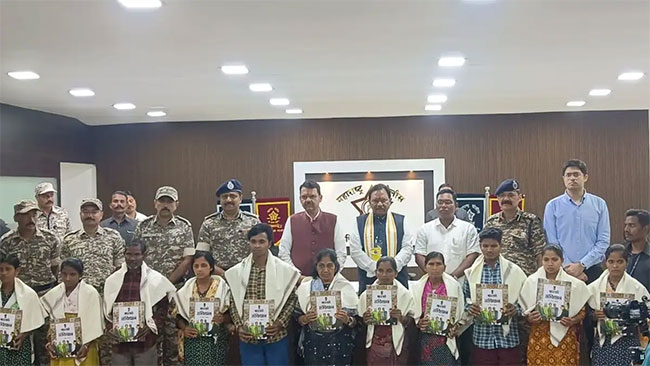 Gadchiroli Naxalite : राज्यात ११ जहाल नक्षलवाद्यांचे मुख्यमंत्र्यांसमोर आत्मसमर्पण!
