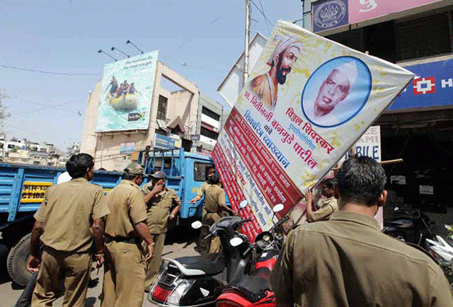 Thane Hoardings Mission : ठाण्यात अनधिकृत फलक हटविण्याची मोहीम