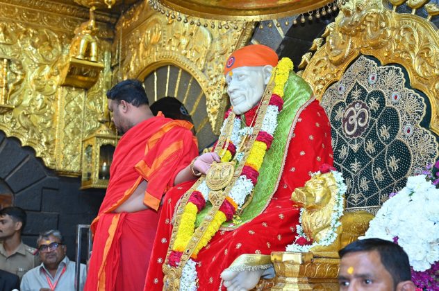 Shirdi : नवीन वर्षाच्या पहिल्याच दिवशी साईबाबांना १३ लाखांचा सुवर्णहार