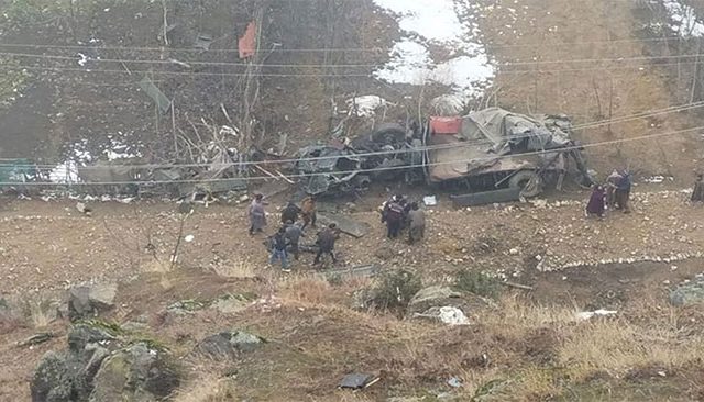 Jammu Kashmir : जम्मू-काश्मीरमध्ये लष्कराचा ट्रक दरीत कोसळला! २ जवानांचा मृत्यू, ५ जण गंभीर जखमी