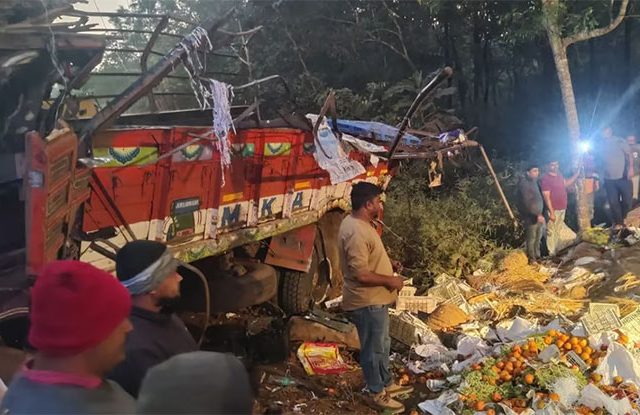 Karnataka Accident : फळं-भाजीपाला घेऊन जाणारा ट्रक दरीत कोसळून चक्काचूर!