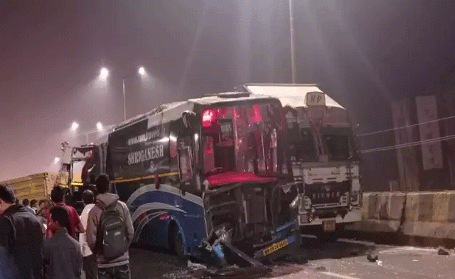 Mumbai - Nashik Highway Accident : मुंबई नाशिक महामार्गावर कंटेनर, ट्रक आणि खासगी बसचा विचित्र अपघात; ५ ठार, १४ जखमी