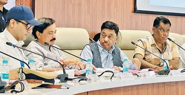 Narayan Rane : सर्वसामान्य जनतेसाठी योजना राबवण्यात अधिकाऱ्यांनी तरबेज व्हावे : खा. नारायण राणे