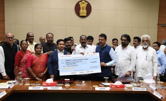 अपघातग्रस्त नौका मालकाला मुख्यमंत्री देवेंद्र फडणवीस यांच्या हस्ते नुकसान भरपाई