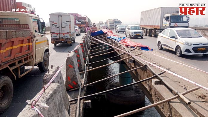 Mumbai Nashik Highway : मुंबई-नाशिक महामार्गावरील खारेगाव खाडी पुलाच्या दुभाजकाचा भाग कोसळला