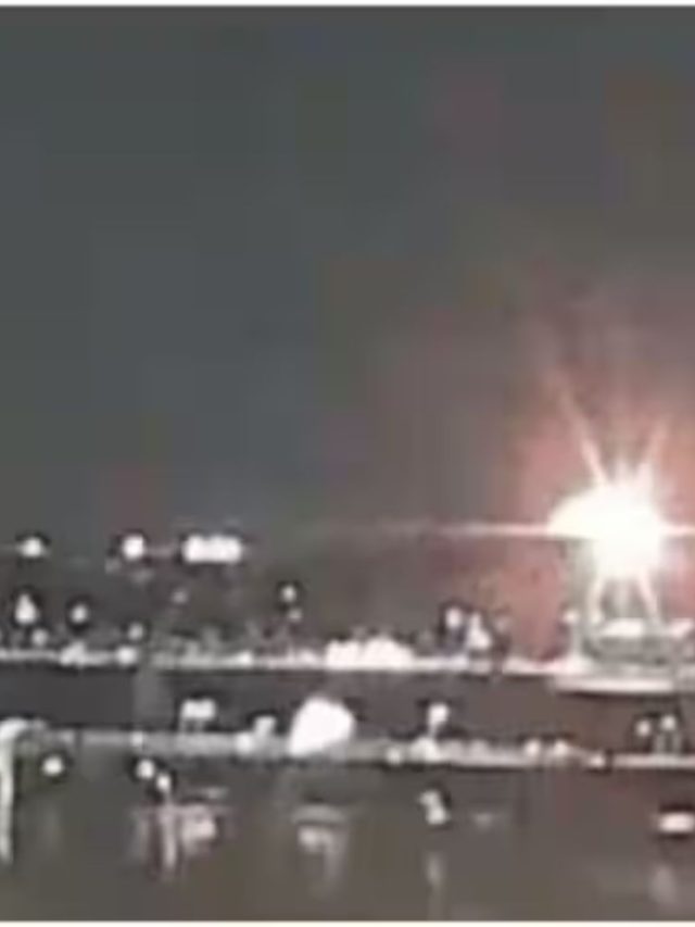 US Plane Crash : अमेरिकेत भीषण अपघात; लष्कराच्या हेलिकॉप्टरला प्रवासी विमानाची धडक